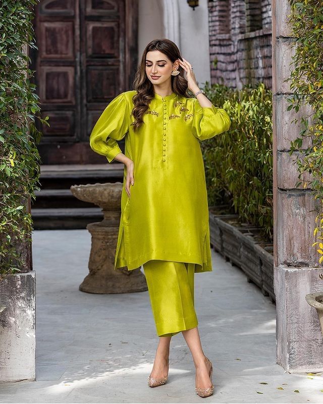 Neon Colors In Pakistan’s Fashion